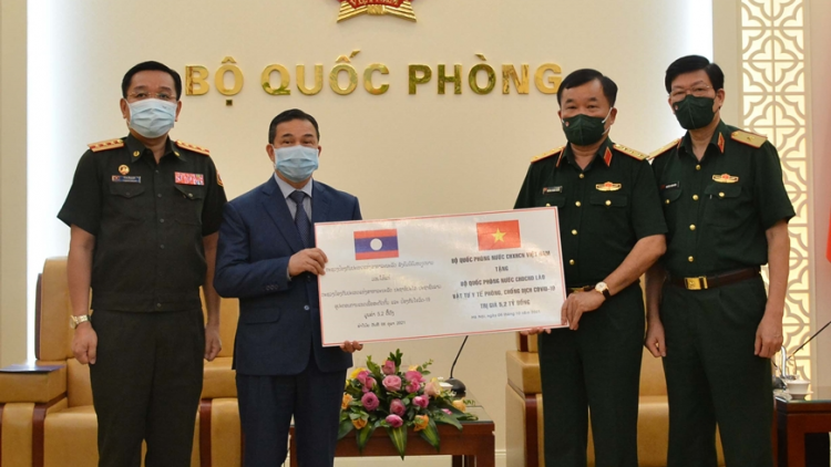 Bộ Quốc phòng Việt Nam zooi cơ Bộ Quốc phòng Lào pr’đươi y tế zâl cha groong pr’luh cr’ăy Covid-19