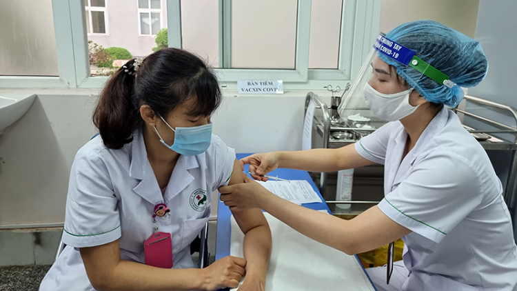 Bộ Y tế ta đang moon ra văng bh’rợ tiêm văc xin zâl cha groong pr’luh cr’ăy Covid-19 g’luh 3