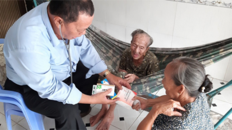 Chủ tịch k’tiêc k’ruung đoọng Huân chương Lao động ha 2 n’crool chiến sĩ đhị zr’lụ bha lâng zêl pr’luh