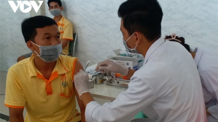 Ban K’đhợơng xay k’tiêc k’ruung: Tiêm văc xin cha groong Covid-19 đơơh bhlâng dzợ mă choom