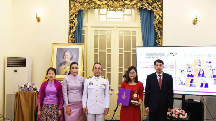 Cô giáo Việt pa choom p’rá Anh đoọng ha học sinh manuyh acoon coh bơơn đơp trâm danh dự âng công chúa Thái Lan