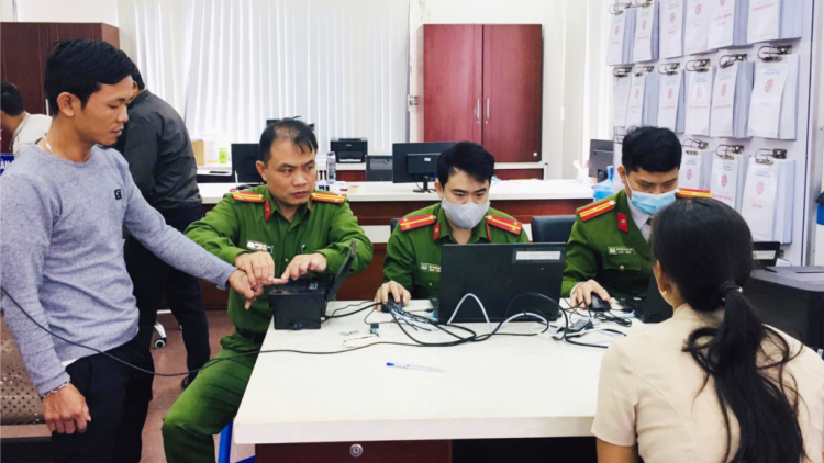 Công an tỉnh Quảng Nam ch’mêệt lêy bh’rợ bhrợ căn cước công dân đhị chr’hoong Tây Giang