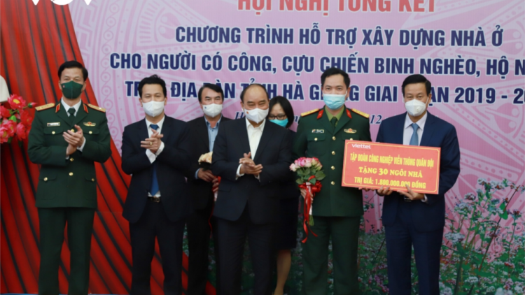 Chủ tịch nước k’đươi bhrợ k’rơ bh’rợ zooi đoọng đong ăt ha đha nuôr vêy c’rơ g’lêêh lâng k’tiêc k’ruung, cựu chiến binh đha rưt, pr’loọng đha rưt