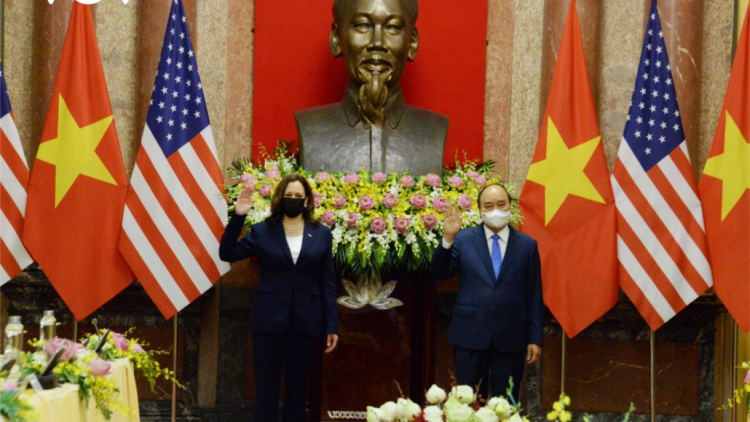 Chủ tịch k’tiêc k’ruung Nguyễn Xuân Phúc tr’lum prá xay lâng Phó Tổng thống Hoa Kỳ Kamala Harris