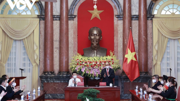 Chủ tịch k’tiếc k’ruung Nguyễn Xuân Phúc lưm apêê đại biểu ma nuyh acoon coh tỉnh Bắc Giang