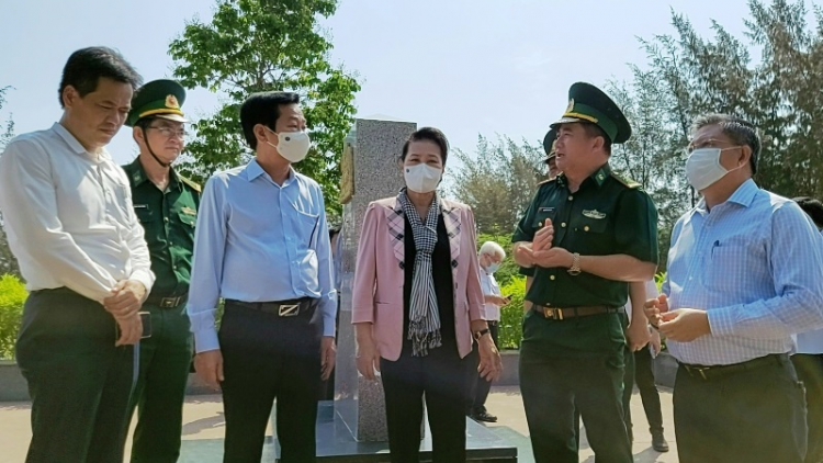 Chủ tịch Quốc hội Nguyễn Thị Kim Ngân tươc lum lêy c’bhuh zâl cha groong pr’luh cr’ăy coh zr’lụ c’noong k’tiêc Kiên Giang