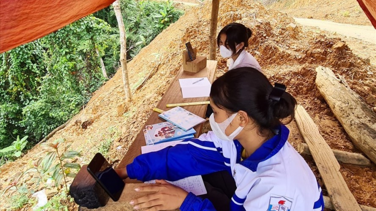 Học sinh “bhrợ pớ đhị vêy internet” nắc ơy vêy sóng học trực tuyến