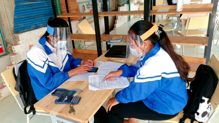 Học sinh da ding ca coong Quảng Bình bhrợ t;vaih kính cha groong ch’đeh cơnh lâng chr’năp 1.000 đồng