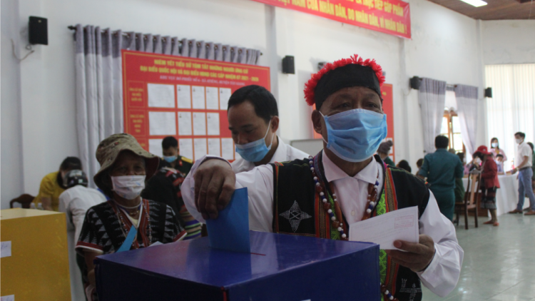 100% cử tri chr’hoong da ding ca coong Tây Giang, tỉnh Quảng Nam lướt bầu cử