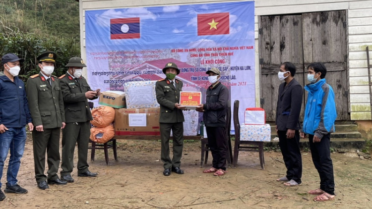 Bhrợ têng đong bhrợ bhiệc g’luh 2 đoọng ha Công an k’tiêc k’ruung pr’zớc Lào