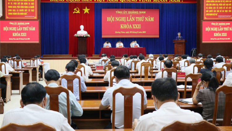 Bhrợ têng Hội nghị Tỉnh uỷ Quảng Nam g’luh 5 ( khoá XXII): năc xăl ooy đhr’năng t’mêê, k’đhơợng đươi râu liêm choom đoọng pa dưr tr’mông tr’meh