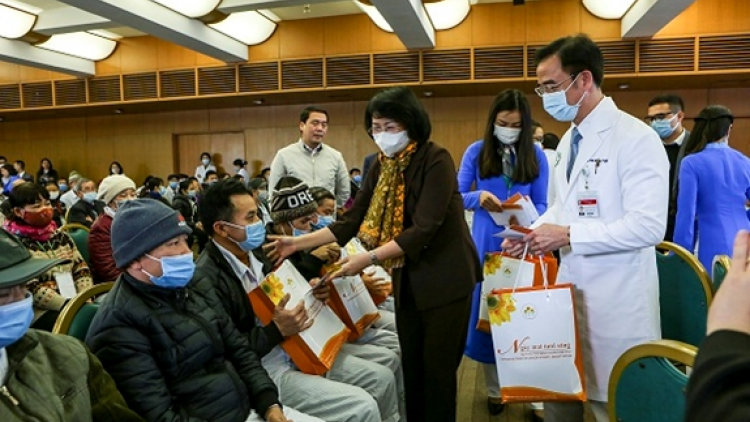 Phó Chủ tịch k’tiêc k’ruung Đặng Thị Ngọc Thịnh tươc lum lêy, đoọng pr’hêl ha manuyh k’ăy xoọc ăt pa dưah coh Bệnh viện Bạch Mai