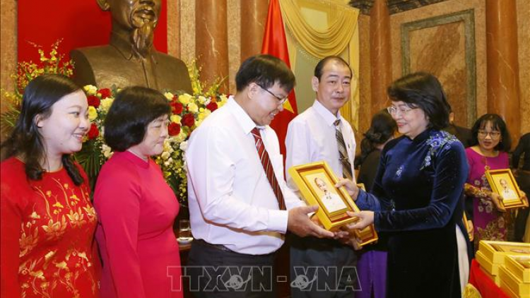 Phó Chủ tịch k’tiêc k’ruung Đặng Thị Ngọc Thịnh lum măt C’bhuh đại biểu tr’haanh bhlâng tỉnh Vĩnh Long