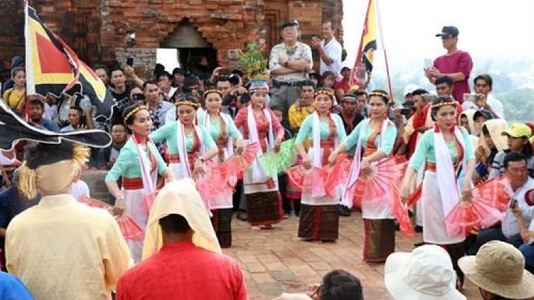 Ninh Thuận bhrợ teng liêm bhiệc zư lêy, pa dưr chr’năp văn hoá acoon coh