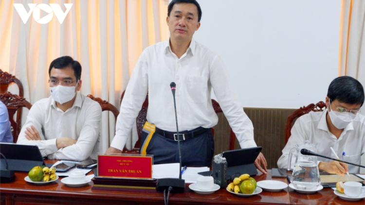 Ban xay bhrợ k’tiếc k’ruung: T’bhlầng lêy cha mệêt bh’rợ cha groong pr’luh đhị apêê vel đong