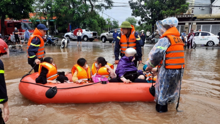 Thành phố Đông Hà nong đhộ, c’bhuh trông dâc đươi ca nô đơơng âng học sinh đhâc đhị trường học