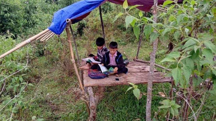 Zooi học sinh, sinh viên lum pr’ăt tr’mông zr’năh k’đhap câl máy tính, pr’đươi học tập