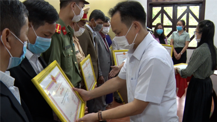 Pa đơp đoọng bằng khen âng Chủ tịch UBND tỉnh Thừa Thiên Huế ha pazêng c’bhuh, cha năc manuyh vêy bh’rợ liêm choom coh bh’rợ zâl cha groong pr’luh Covid-19