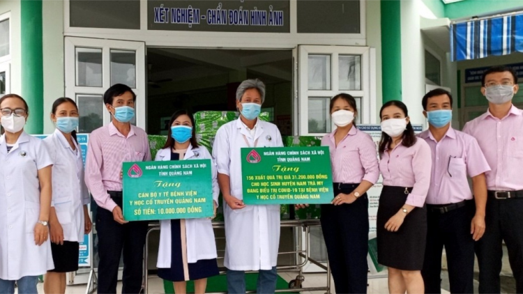 Ngân hàng Chính sác xã hội Quảng Nam cher đoọng 230 hun pr’hêl tước học sinh Nam Trà My pa dưah cr’ay Covid-19