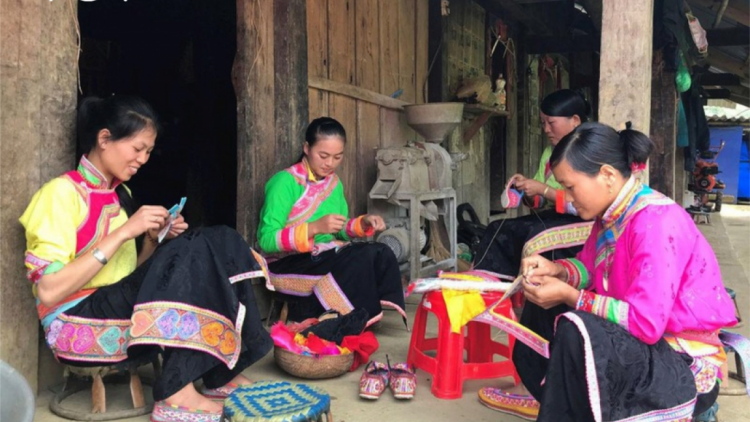 Bh’rợ bhrợ têng giày ng’ih âng manuyh Xạ Phang (Điện Biên) vêy ta xay moon năc c’kir văn hoá phi vật thể âng k’tiêc k’ruung