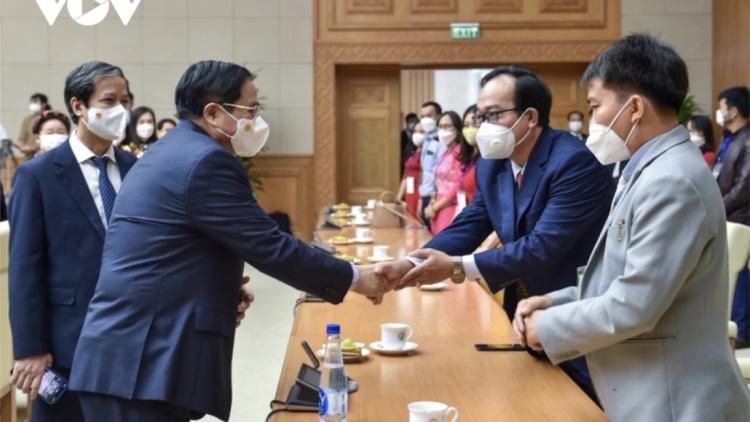 Thủ tướng Chính phủ lum măt pa căh măt nhà giáo, cán bộ k’đhơợng lêy giáo dục tr’haanh liêm choom