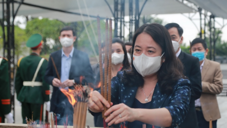 Phó Chủ tịch k’tiêc k’ruung Võ Thị Ánh Xuân tươc bắt hương đhị ping xal Liệt sỹ k’tiêc k’ruung coh tỉnh Quảng Trị