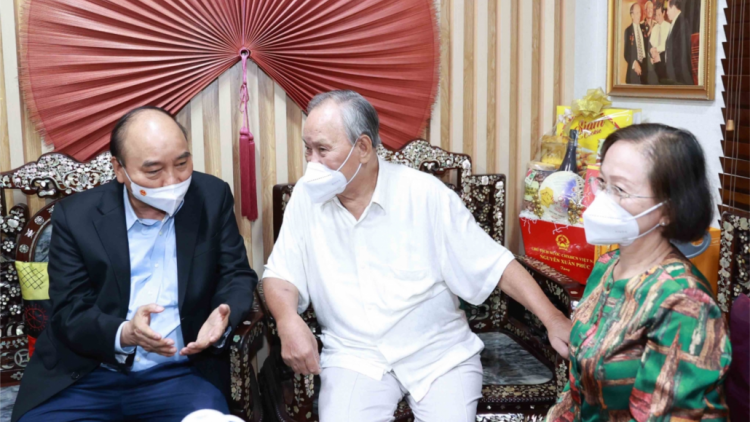 Chủ tịch k’tiêc k’ruung tươc lum lêy, đoọng pr’hêl ha muy bơr apêê nhà giáo tr’haanh đhị TPHCM