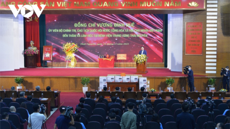 Chủ tịch Quốc hội Vương Đình Huệ lưm, pa bhrợ đhị Bệnh viện Trung ương Thái Nguyên