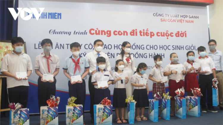 Pa xoọng bấc apêê học sinh pa nar tu Covid-19 bơơn đớp học bổng