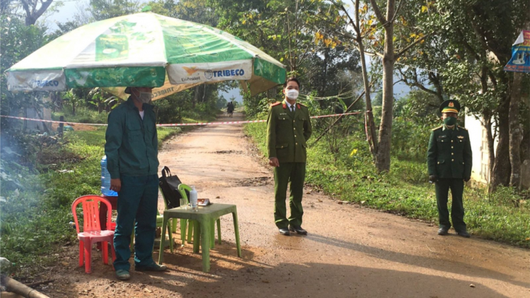 Bấc apêê ta k’noọ crêê cr’ay, chr’hoong A Lưới đoọng học sinh đhêy học