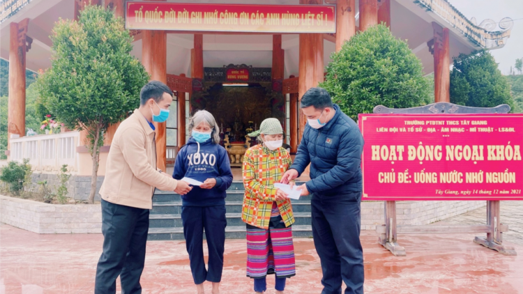 Học sinh chr’hoong Tây Giang lêy chô ooy tơơm ríah