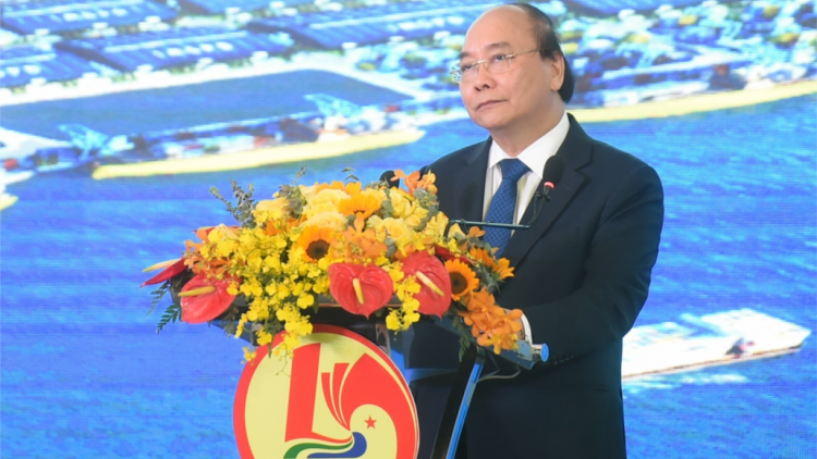 Thủ tướng Chính phủ Nguyễn Xuân Phúc đương rơơm Long An vêy rau t’bhlầng đoọng ha dưr