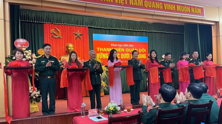 Triển lãm: Ta đhâm c’mor Quân đội - Nhâm mâng bhr’dang lướt coh n’dup cờ Đảng