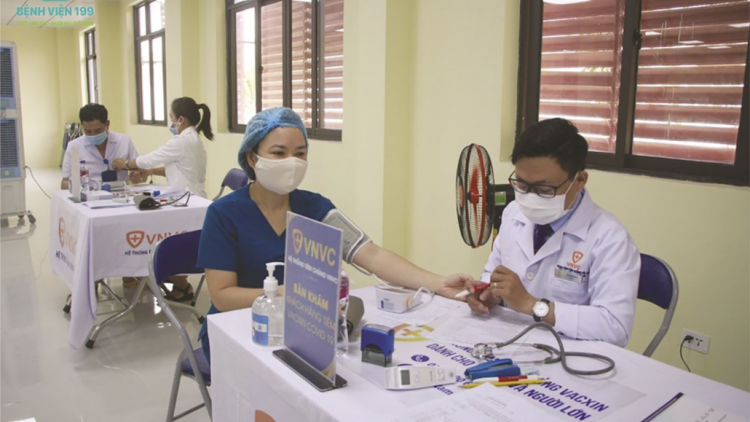 Đà Nẵng tiêm vaccine Covid-19 ha 220 cán bộ chiến sĩ apêê c’bhuh bha lâng