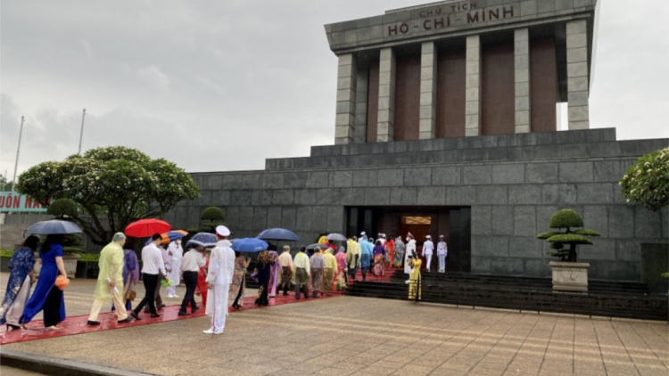 Đhanuôr mọot ooy ping xal bắt hương Chủ tịch Hồ Chí Minh
