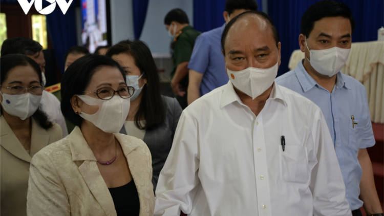 Chủ tịch k’tiếc k’ruung Nguyễn Xuân Phúc nắc pấh t’moót phiếu bầu cử đhị chr’hoong Củ Chi, TP. Hồ Chí Minh.