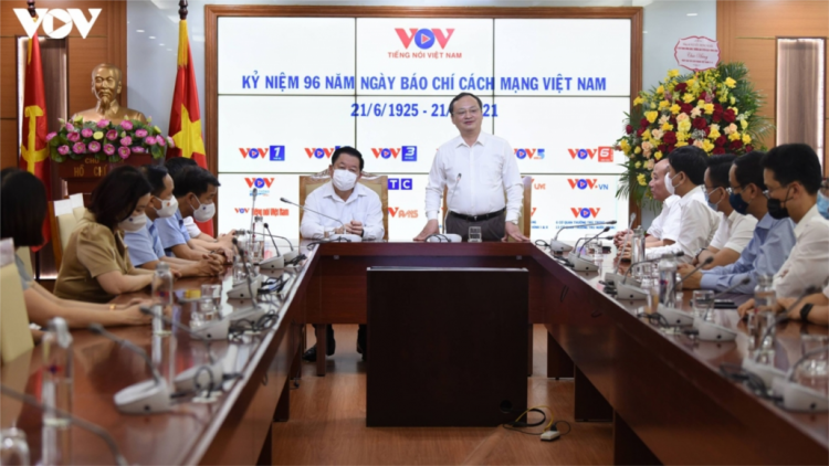 Trưởng ban Tuyên giáo Trung ương tươc lum lêy haanh deh Đài p’rá Việt Nam lâng pazêng cơ quan báo chí bha lâng