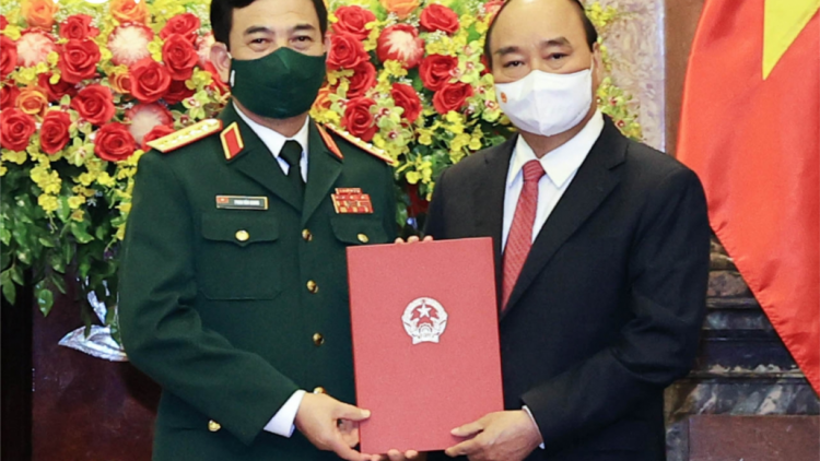 Chủ tịch k’tiếc k’ruung cher đoọng Quyết định pa dzoóc quân hàm Đại tướng đoọng ha Bộ trưởng Bộ Quốc phòng
