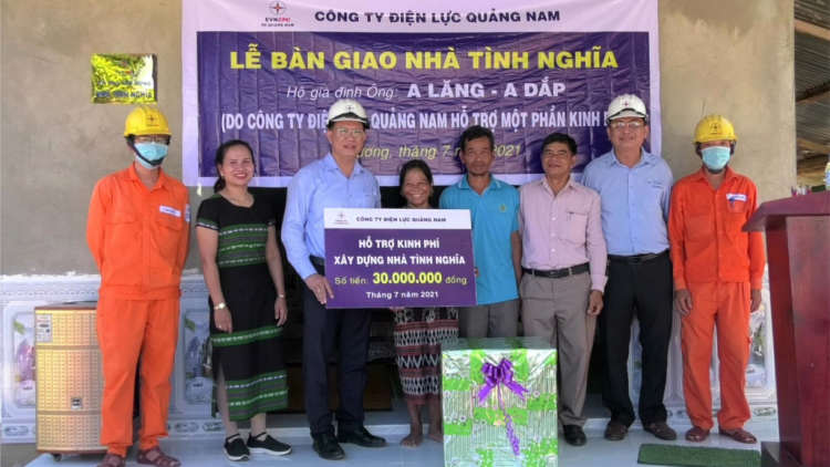 Công ty Điện lực Quảng Nam zooi đhanuôr chr’hoong Tây Giang choh đong liêm loom lâng cher đoọng pr’đươi  bhrợ têng cha