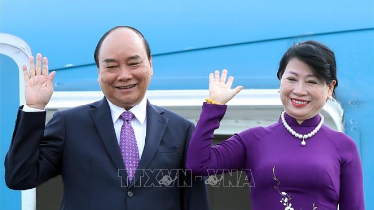 Chủ tịch k’tiêc k’ruung Nguyễn Xuân Phúc lươt lum zr’ziêng k’tiêc k’ruung pr’zơc Lào