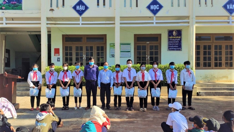 Quảng Nam: Thủy điện A Vương đoọng xa nâp học sinh ha Trường THCS Ma Cooih, chr’hoong Đông Giang