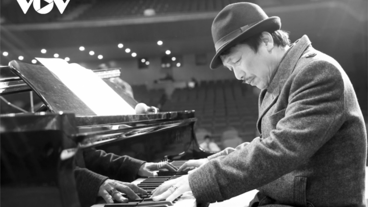 Nhạc sĩ Phú Quang lâng đợ pr’hát pr’hay ooy Hà Nội.