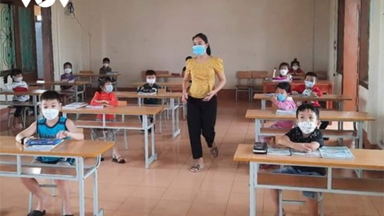 Bhrợ t’vaih lớp pa choom học trực tiếp đoọng ha học sinh coh zr’lụ  ặt pa tuông