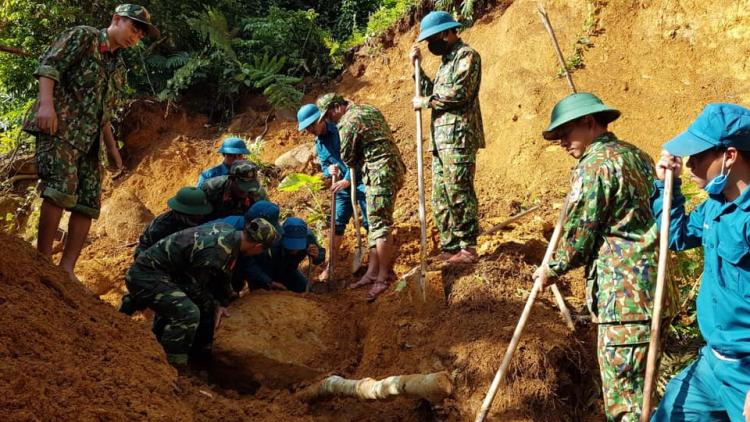 Bộ đội Biên phòng Quảng Nam bhrợ têng đh’rưah bơr râu bh’rợ coh truih c’noong k’tiêc Việt- Lào
