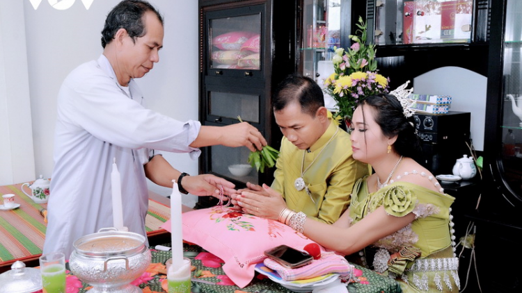 Râu chr’nắp ma bhưy j’niêng cr’bưn chọ têy âng manứih Khmer