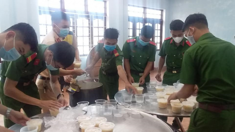 Gọ pr’chơh âng pazêng chiến sĩ Công an