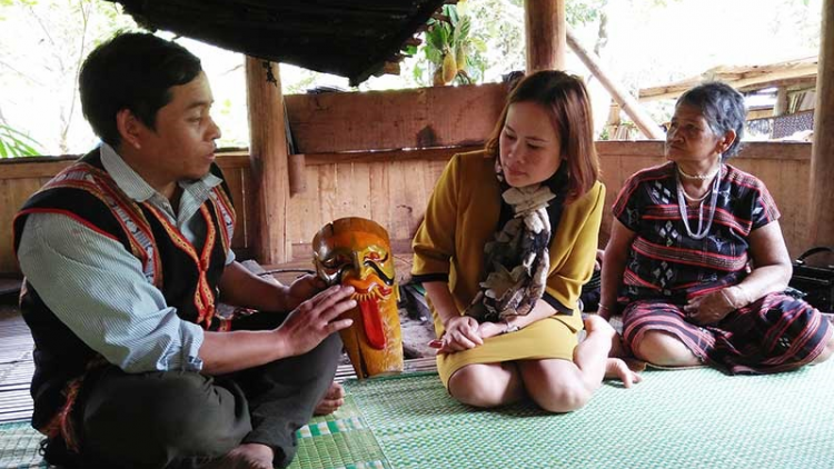C’leh chr’năp z’hai bh’rợ ca nooch âng Alăng Blêu