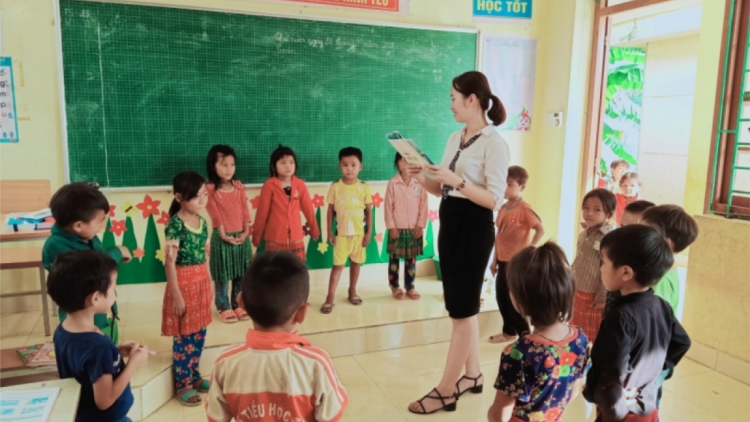 Pazêng cô giáo coh da ding Chè Lỳ