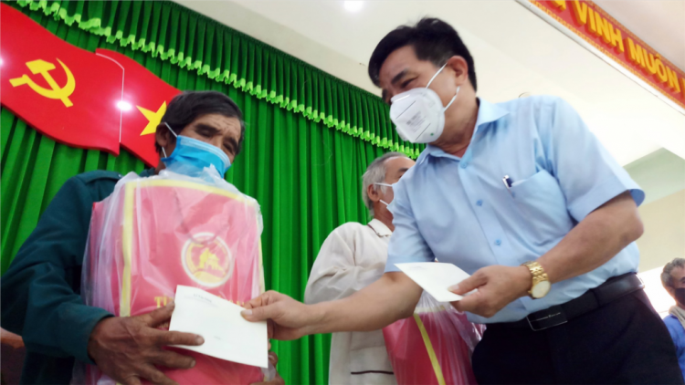 Phó Bí thư Thường trực Tỉnh uỷ Lê Văn Dũng tươc lum lêy apêê t’cooh bhươl da ding k’coong Phước Sơn