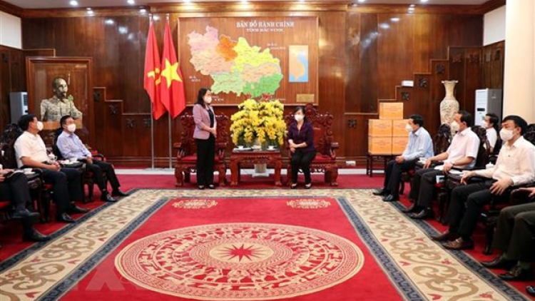 Phó Chủ tịch k’tiêc k’ruung lươt lum lêy apêê cán bộ lâng đhanuôr coh zr’lụ vaih pr’luh